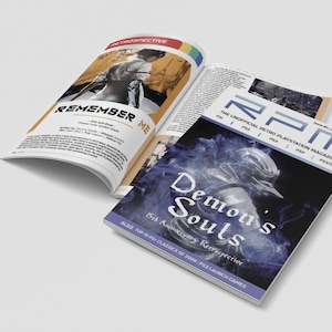 Peut inclure: Une couverture de magazine avec une image bleue et blanche d'un chevalier en armure avec le texte "Demon's Souls 15th Anniversary Retrospective" et "The Unofficial Retro Playstation Magazine" sur la couverture.