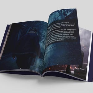 Peut inclure: Un livre ouvert avec des couvertures bleu fonc&eacute;, pr&eacute;sentant une sc&egrave;ne de jeu vid&eacute;o. La page de gauche montre un personnage dans un environnement sombre, tandis que la page de droite contient du texte. Les pages sont l&eacute;g&egrave;rement incurv&eacute;es.
