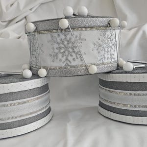 Handgjorda nötknäppartrumtillbehör till jul: Silversnöflingor, diamantbeslag (3)