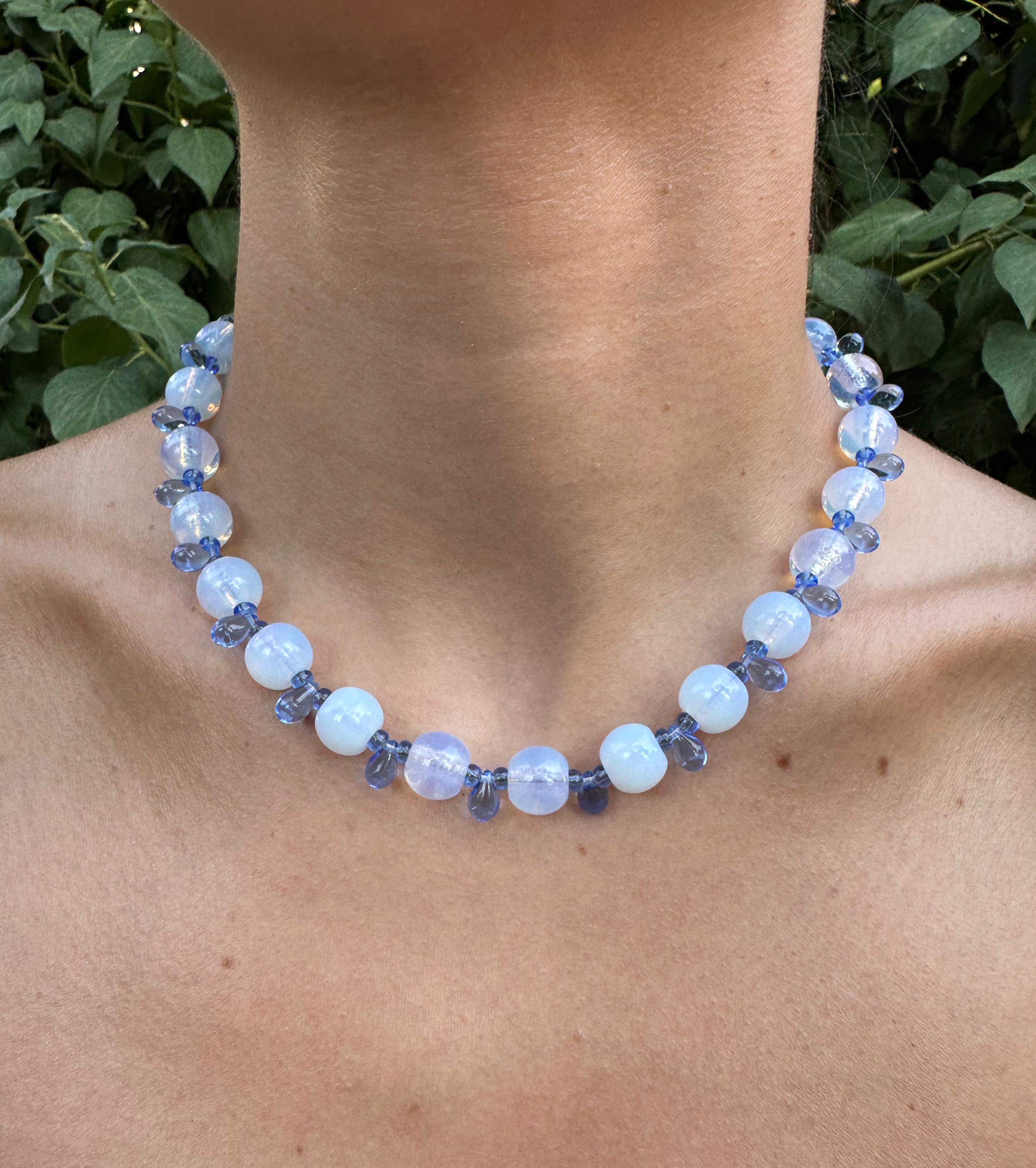 カラフルなチェコガラスビーズチョーカー：オパールホワイト＆ブルー 