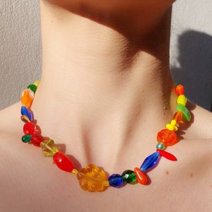 Collana girocollo con perline di vetro ceco fatte a mano: gioielli colorati e vistosi