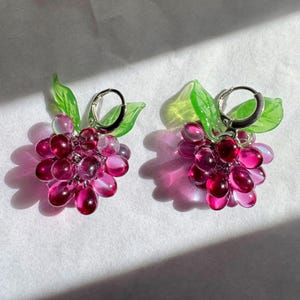 Berries Huggie-oorbellen: sterlingzilver, roze Tsjechisch glasfruit