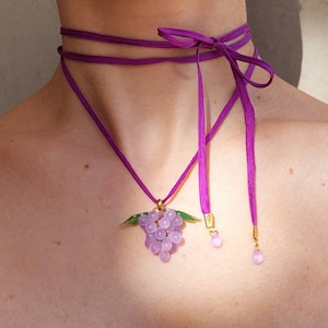 Handgemaakte glazen druivenchoker: paarse zijden koordketting