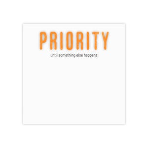 Könnte beinhalten: Eine quadratische weiße Karte mit dem Wort PRIORITY in großen, texturierten orangefarbenen Großbuchstaben oben. Darunter steht der Satz until something else happens in einer kleineren, dunkelgrauen, serifenlosen Schrift.