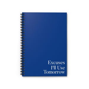 Puede incluir: Un cuaderno azul cobalto con espiral. La portada presenta el texto blanco «Excuses I'll Use Tomorrow». El cuaderno tiene una encuadernación en espiral negra.