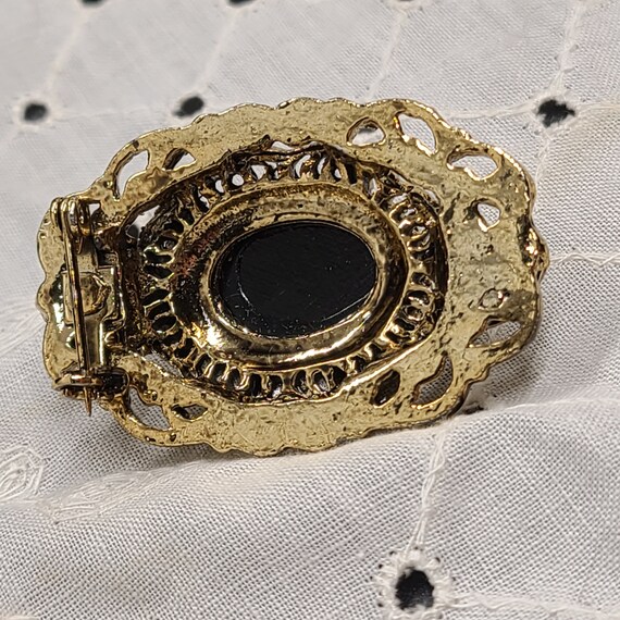 Beautifully Ornate Vintage Cameo Brooch - image 9