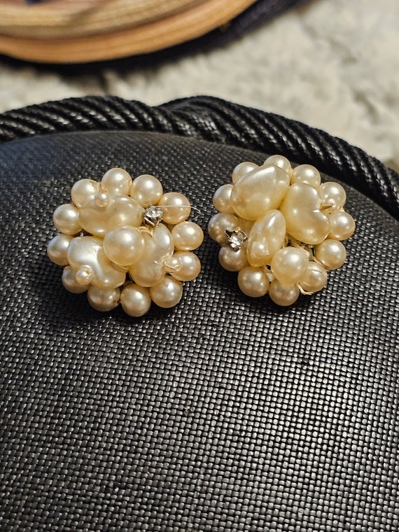 Gourgous Vintage 1960's Clip-on Earrings, Faux Pe… - image 1