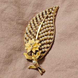Beautiful Vintage Floral BSK Signed Brooch