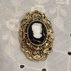 Beautifully Ornate Vintage Cameo Brooch