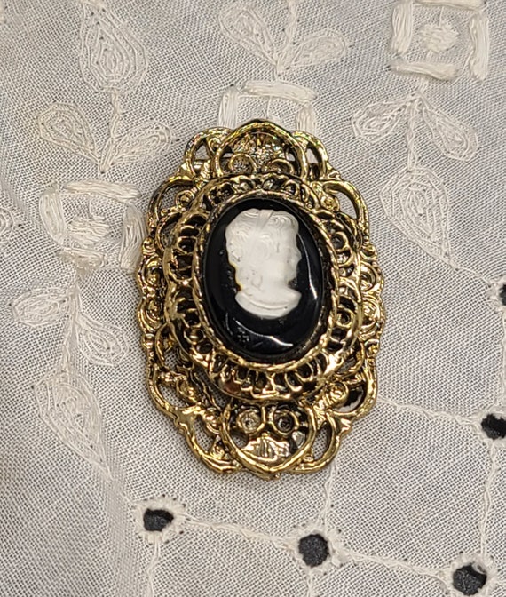 Beautifully Ornate Vintage Cameo Brooch - image 1