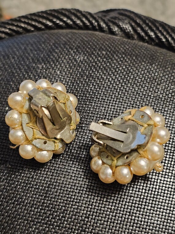 Gourgous Vintage 1960's Clip-on Earrings, Faux Pe… - image 10
