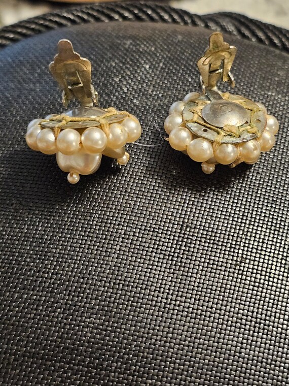 Gourgous Vintage 1960's Clip-on Earrings, Faux Pe… - image 3