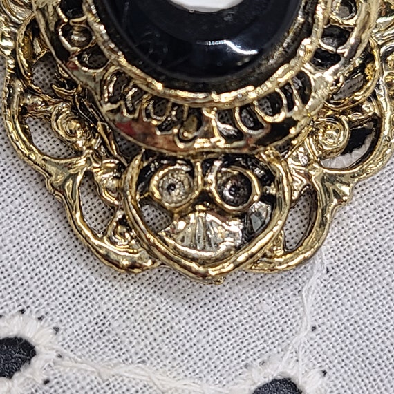 Beautifully Ornate Vintage Cameo Brooch - image 5