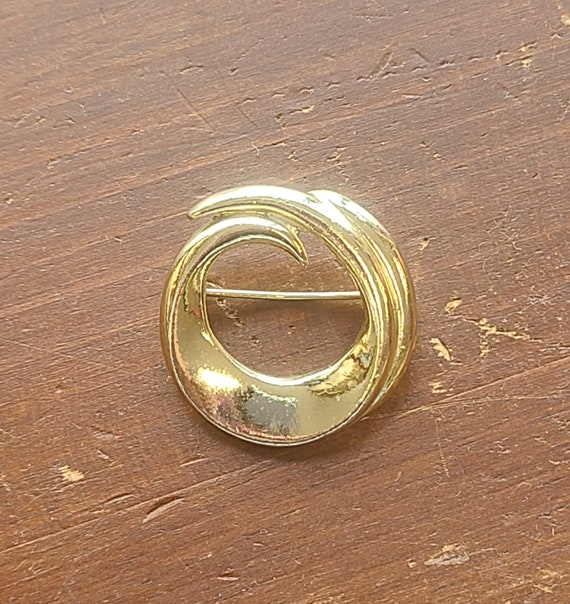 Stunning Vintage Golden Round Swirling design, Bro