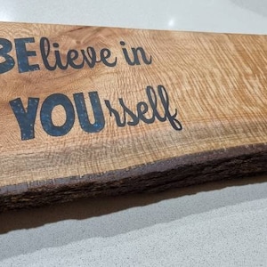 Cree en ti mismo - BE YOU - Tabla de pastoreo única con doble mensaje especial - Madera de roble sedoso y resina - 0053