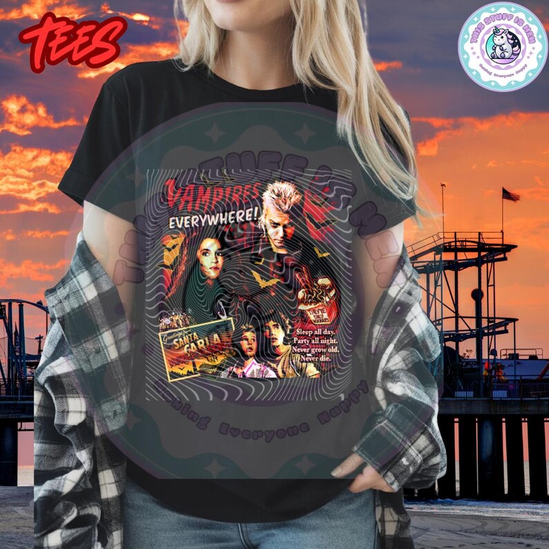Może przedstawiać: Czarny t-shirt z grafiką z napisem "Vampires Everywhere!" i wizerunkami postaci. Projekt zawiera tekst "Santa Caria" oraz "Sleep all day. Party all night. Never grow old. Never die."