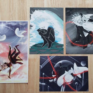 Könnte beinhalten: Vier Kunstdrucke mit Illustrationen zum Thema Fantasy. Ein Druck zeigt eine Figur, die durch einen farbenfrohen Himmel mit Tauben fällt. Andere zeigen Figuren in Schwarzweiß mit roten Akzenten und himmlischen Elementen.