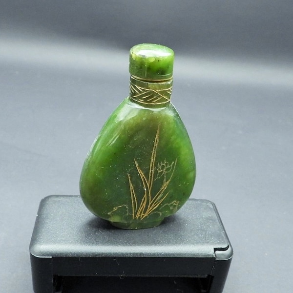 Botella de tabaco china antigua de jade nefrita con talla de loto dorado superior