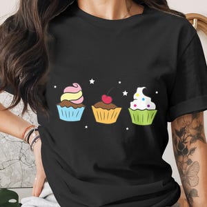 Camiseta de cupcakes, cupcakes de dibujos animados, camiseta de dulces, camiseta para amantes de los postres, regalo gastronómico, diseño bonito, regalo de cumpleaños, camiseta de fiesta, repostería