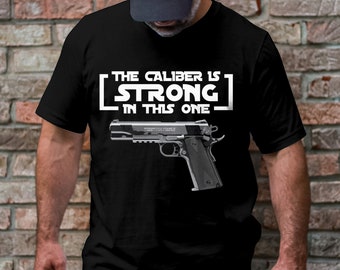 Das Kaliber ist stark in diesem T-Shirt, Schusswaffe Humor T-Shirt