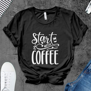Puede incluir: Camiseta negra con texto blanco que dice "Start with Coffee" y un pequeño gráfico de una taza de café.