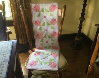 Pretty quilted tulip table runner