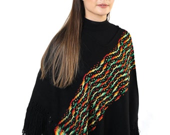 Kurzer Ikat-Poncho aus schwarzer Seidenbaumwolle, authentischer Ikat, 100 % handgefertigt, Geschenk für Frauen, handwerkliches Kleidungsaccessoire, ethnisch