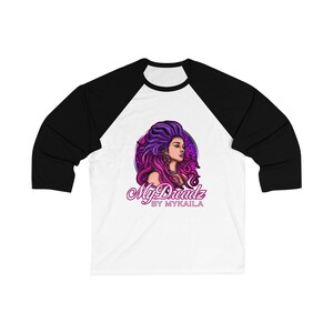 Puede incluir: Una camiseta de béisbol blanca y negra con una ilustración morada y rosa de una mujer con rastas. La ilustración está rodeada de un círculo con un diseño morado y rosa. El texto "My Dreadz by Mykaila" está debajo de la ilustración.