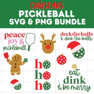 Op de afbeelding: Een set kerstthema pickleball SVG- en PNG-ontwerpen. De ontwerpen bevatten een peperkoekman die een peddel en een bal vasthoudt, een rendier met een pickleball-neus, een pickleball-versiering en tekst die zegt "peace joy & pickleball", "deck the halls & dink the balls", "ho ho ho", en "eat dink & be merry".