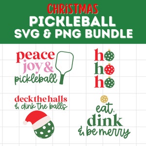Op de afbeelding: Vier kerstthema pickleball-ontwerpen. Het eerste ontwerp zegt "peace joy & pickleball" met een pickleball-bat. Het tweede ontwerp zegt "ho ho ho" met drie pickleball-versieringen. Het derde ontwerp zegt "deck the halls & dink the balls" met een pickleball-versiering met een kerstmanmuts. Het vierde ontwerp zegt "eat dink & be merry" met een pickleball-versiering.