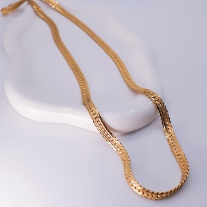 Collar vintage Napier de espiga en tono dorado. Cadena de serpiente plana firmada. Joyería minimalista de los años 80.