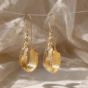 Gouden sculpturale hangoorbellen, aanslagvrije getextureerde vintage, 925 sterlingzilveren stift, trouwoorbel