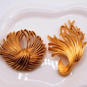（9928）MONET　モネ　金色の葉デザインブローチ＆イヤリングセット 9928）MONET モネ 金色の葉デザインブローチ＆イヤリングセット