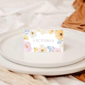 Gepersonaliseerde naamkaart met bloemen | Baby in Bloom-collectie| Elegant aquarelontwerp voor bruiloften, babyborrels en speciale evenementen
