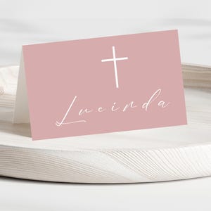 Modelo de cartão de lugar religioso rosa rosa - cartão de nome dobrado editável para batizados, batismos ou eventos