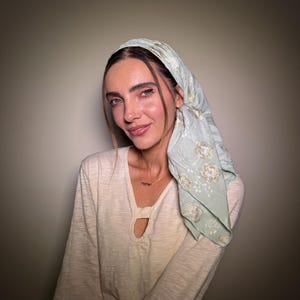 Pañuelo para la cabeza rectangular bordado en verde menta, tichel suave y discreto.