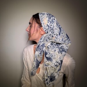 Pañuelo rectangular azul con estampado floral, tichel suave y neutro para el cabello, estilo modesto.