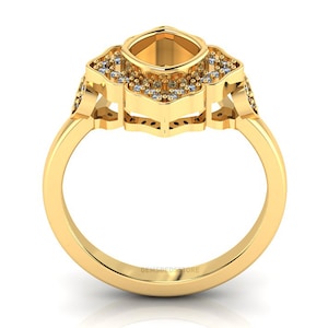 Peut inclure: Une bague en or avec un sertissage central de forme carrée, entouré d'un motif floral orné de petites pierres précieuses transparentes. Le bracelet est lisse et poli. La bague est posée sur un fond blanc.