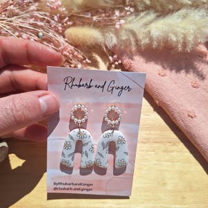 Cute Daisy Dangle Earrings, Handmade Polymer Clay Earrings Hypoallergenic and nickel free lightweight earrings, Gifts for her, floral design