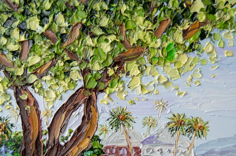 K&ouml;nnte beinhalten: Eine Nahaufnahme eines Gem&auml;ldes, das einen gro&szlig;en Baum mit braunen &Auml;sten und gr&uuml;nen Bl&auml;ttern zeigt. Der Baum befindet sich im Vordergrund des Gem&auml;ldes, und der Hintergrund ist ein hellblauer Himmel mit wei&szlig;en Wolken. Im Hintergrund befinden sich auch einige Palmen.