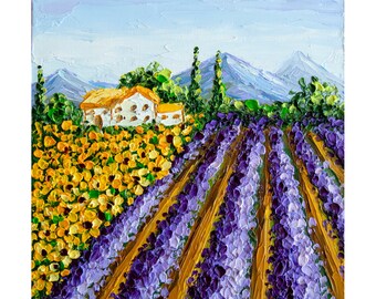 Könnte beinhalten: Ein Gemälde, das eine Landschaft mit einem weißen Haus inmitten eines Feldes mit gelben Sonnenblumen und lila Lavendel zeigt. Das Haus hat ein braunes Dach und ist von grünen Bäumen umgeben. Im Hintergrund sind Berge und ein blauer Himmel zu sehen.