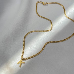 Collar con colgante de letra inicial de acero inoxidable chapado en oro de 18 quilates, cadena de eslabones cubanos de 2 mm