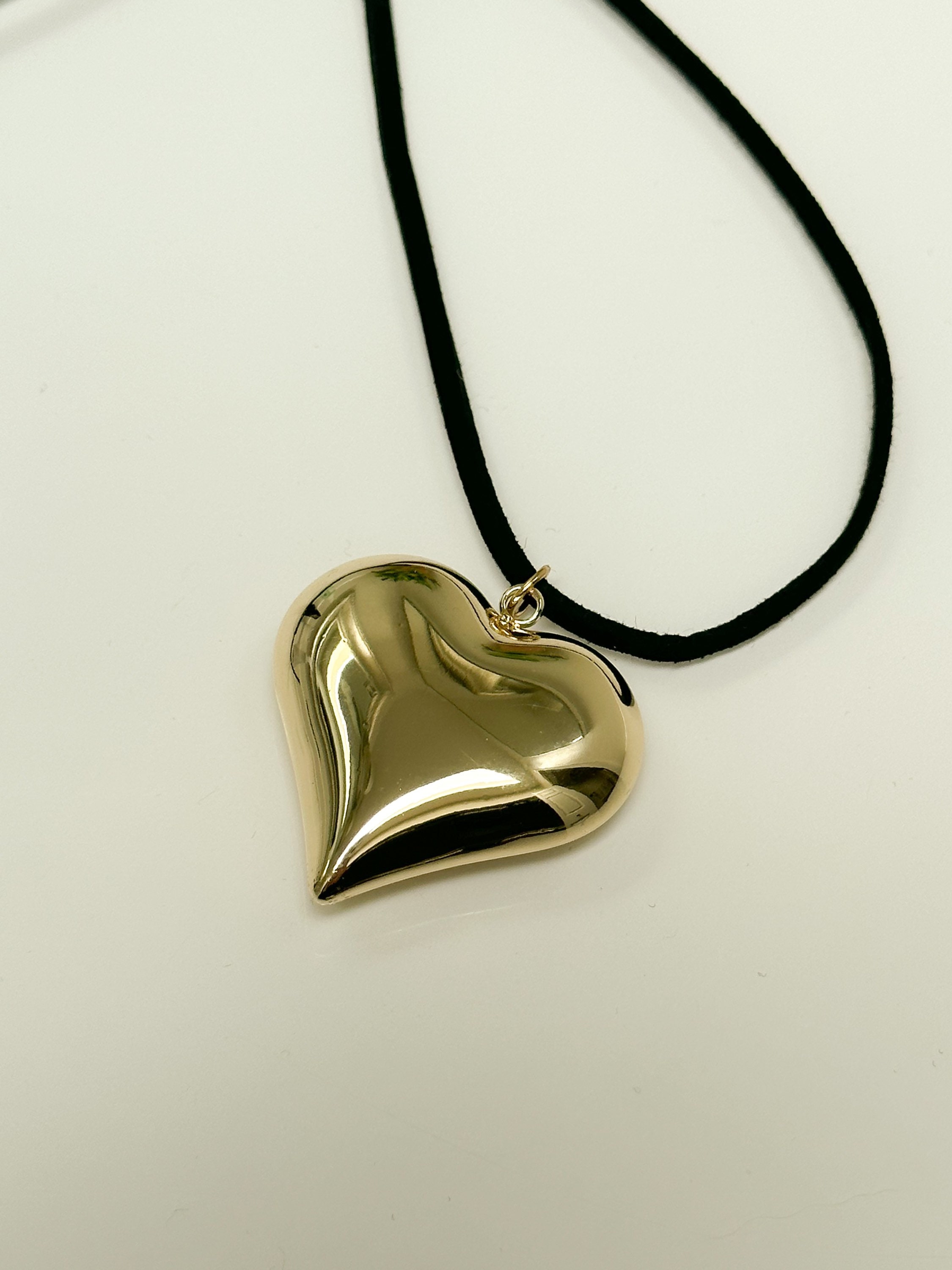 Collana lunga in pelle: ciondolo a cuore oversize, girocollo in cordino nero, argento anticato - Italia