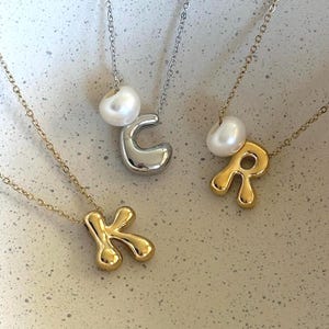 Initiaalketting bellenblaas: roestvrijstalen letterbedel met parel