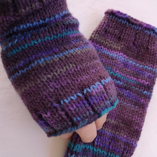 Fingerless gloves, handmade in vegan yarn. Shades of purple.