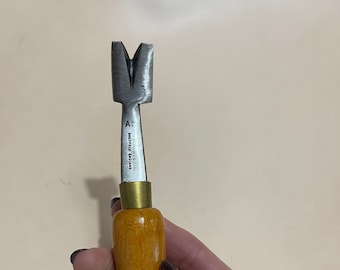 Nail Claw / nail puller / nail remover/ tack lifter / rivet puller / staple remover / tool / building tool / DIY tool