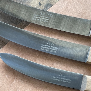 Może przedstawiać: Trzy noże ze srebrnej stali z drewnianymi rękojeściami. Noże są oznaczone "Geo. Barnley & Sons Sheffield, England Silver Steel".