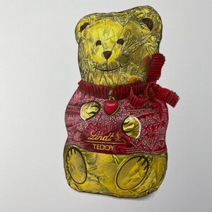 Puede incluir: Dibujo detallado de un chocolate Lindt Teddy Bear. El oso est&aacute; envuelto en papel dorado, con un su&eacute;ter rojo y un colgante en forma de coraz&oacute;n. Las palabras "Lindt" y "TEDDY" son visibles en el su&eacute;ter.
