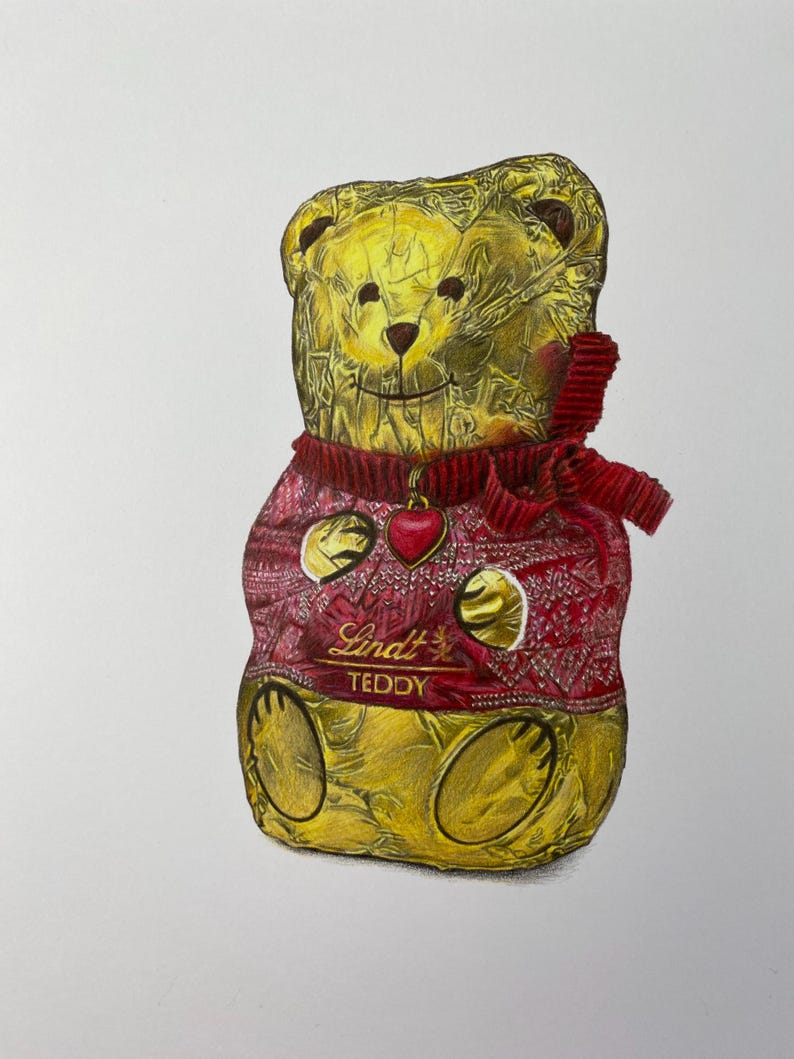 Puede incluir: Dibujo detallado de un chocolate Lindt Teddy Bear. El oso est&aacute; envuelto en papel dorado, con un su&eacute;ter rojo y un colgante en forma de coraz&oacute;n. Las palabras "Lindt" y "TEDDY" son visibles en el su&eacute;ter.