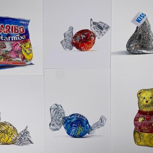 Puede incluir: Ilustraciones de caramelos, incluyendo una bolsa de Haribo Starmix, un caramelo rojo envuelto, un Kiss de Hershey, un caramelo amarillo envuelto, un Lindor azul y un chocolate con forma de oso dorado.